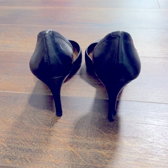 Black leather Vince Camuto D’Orsay pump. - Picture 3 of 7